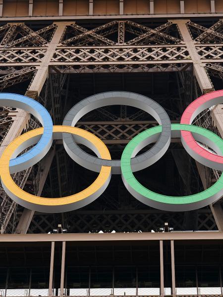 Torre Eiffel decorada com os anéis olímpicos para os Jogos Paris 2024