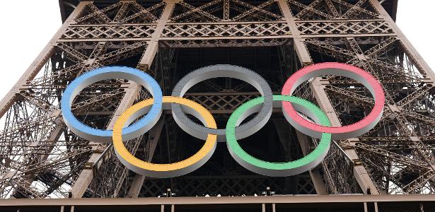 Torre Eiffel decorada com os anéis olímpicos para os Jogos Paris 2024