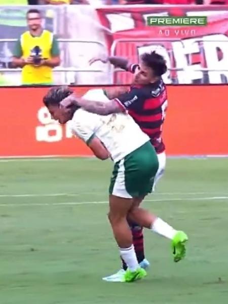 Pulgar acertou o rosto de Richard Ríos na partida entre Flamengo e Palmeiras e levou apenas o cartão amarelo