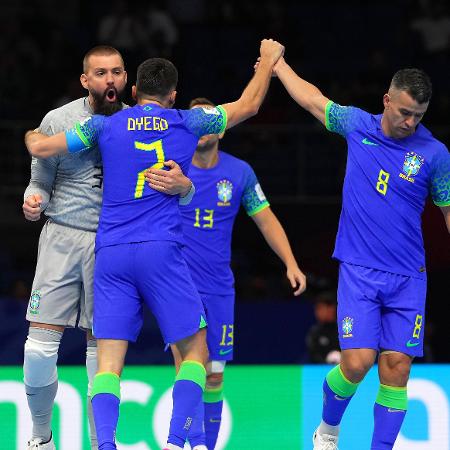 Jogadores do Brasil comemoram gol de Dyego na semifinal da Copa do Mundo de Futsal, contra a Ucrânia