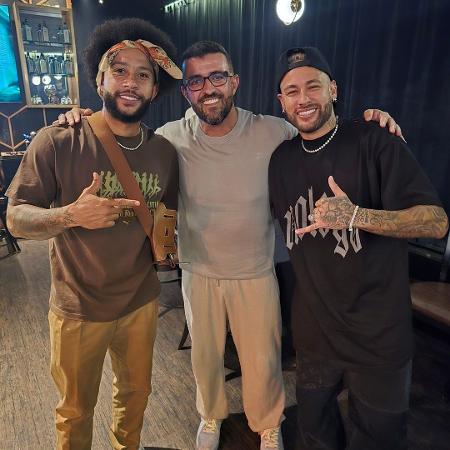 Neymar junto de Memphis Depay em foto publicada por André Akkari