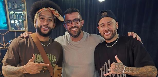 Memphis encontra Neymar e expressa desejo de jogar com o atacante no Corinthians.