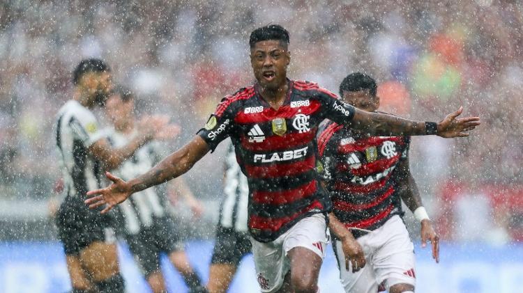Bruno Henrique comemora o primeiro gol do Flamengo sobre o Botafogo na Supercopa do Brasil