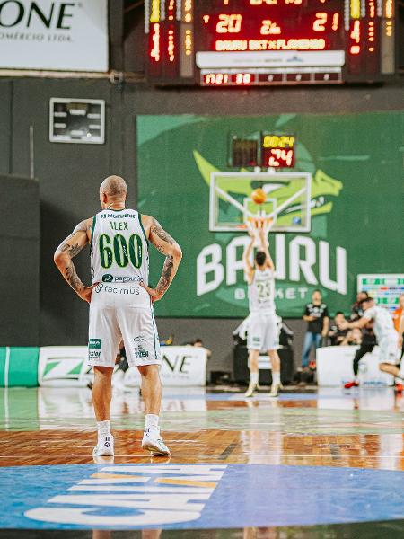 Alex Garcia. o Brabo, com a camisa comemorativa do Bauru Basket em alusão a 600 jogos da equipe pelo NBB Alex Garcia. o Brabo, com a camisa comemorativa do Bauru Basket em alusão a 600 jogos da equipe pelo NBB