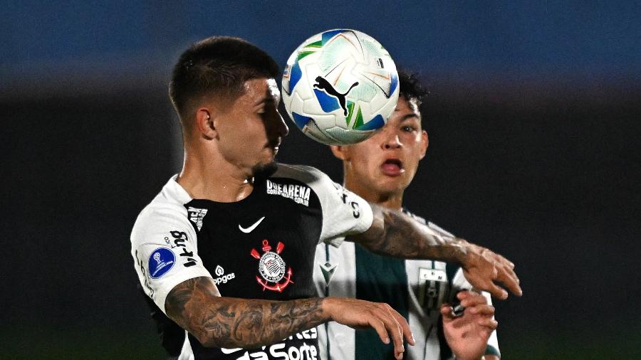 Léo Maná em ação durante Racing-URU x Corinthians, confronto da Sul-Americana Léo Maná em ação durante Racing-URU x Corinthians, confronto da Sul-Americana