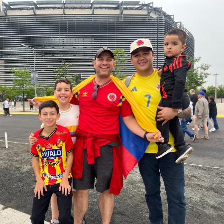 Família colombiana foi ao jogo torcer para o Fluminense por conta de John Arias Família colombiana foi ao jogo torcer para o Fluminense por conta de John Arias