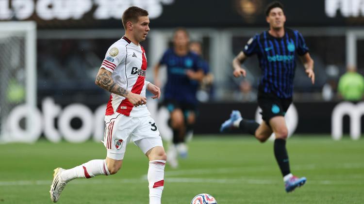 Mastantuono in azione durante la partita Inter-River Plate ai Mondiali