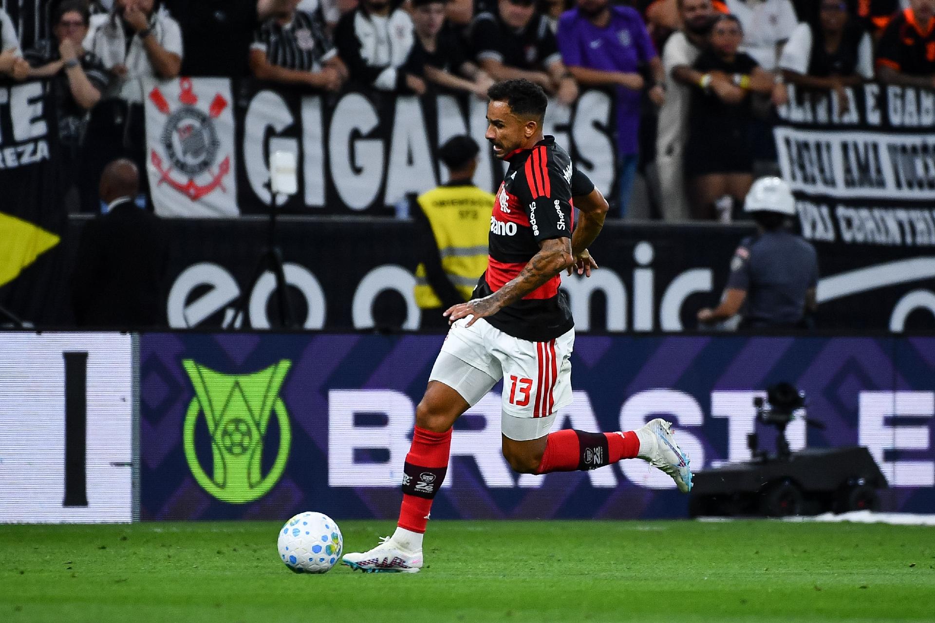 Danilo contesta expulsão de Evertton Araújo e exalta partida do Flamengo