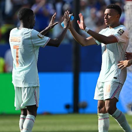 kylian-mbappe-e-ousmane-dembele-da-franca-durante-partida-contra-o-marrocos-na-copa-do-mundo-1783633746147_v2_450x450 França Domina Marrocos e Avança à Semifinal da Copa; Mbappé Brilha e Iguala Messi em Gols