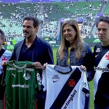 Marcos Lamacchia, Admar Lopes e Leila Pereira no gramado do Nubank Parque