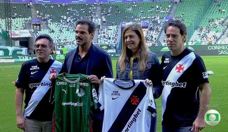 Marcos Lamacchia, Admar Lopes e Leila Pereira no gramado do Nubank Parque antes de Palmeiras x Vasco