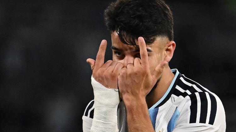 Flaco López celebra gol da Argentina em jogo contra a Bolívia