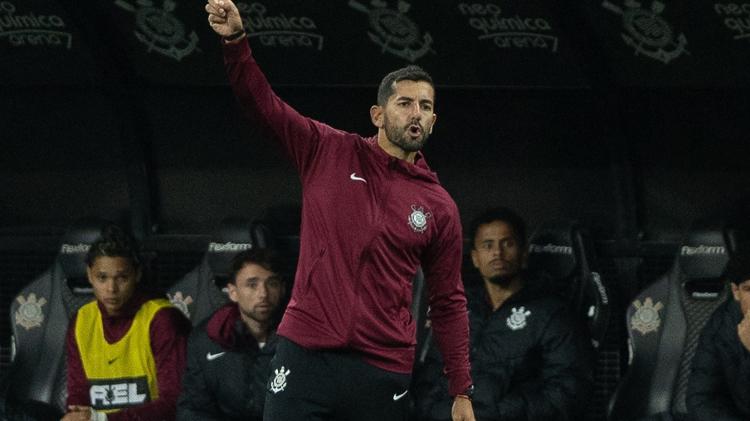 Léo Porto, auxiliar do Corinthians, comandou o time contra o Vitória, pelo Brasileirão Léo Porto, auxiliar do Corinthians, comandou o time contra o Vitória, pelo Brasileirão