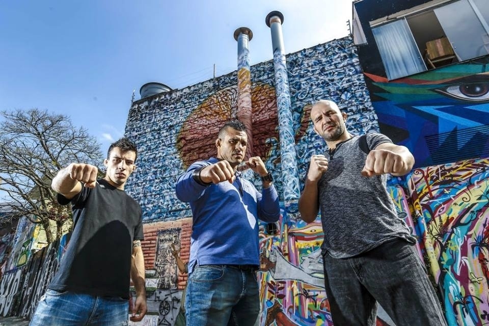 Estrelas do Brasil no UFC de São Paulo, em 7 de novembro, Thomas Almeida, Vitor Belfort e Glover Teixeira posam na Vila Madalena - Wander/Inovafoto/Divulgação