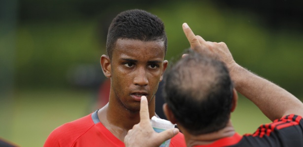 Titular do Flamengo, o lateral-esquerdo Jorge recebe orientações de Muricy Ramalho - Gilvan de Souza/ Flamengo