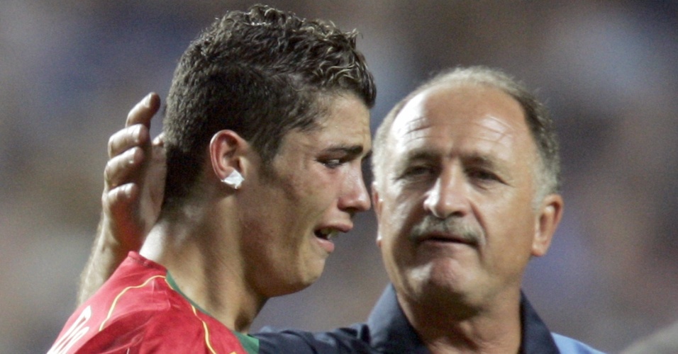 Luiz Felipe Scolari, técnico da seleção portuguesa, consola Cristiano Ronaldo após a derrota na final da Eurocopa de 2004 para a Grécia