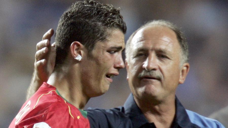 Luiz Felipe Scolari, técnico da seleção portuguesa, consola Cristiano Ronaldo após a derrota na final da Eurocopa de 2004 para a Grécia - REUTERS/Jerry Lampen
