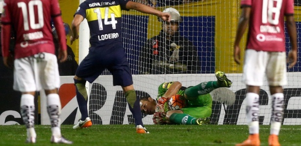Daniel Azcona defende o pênalti cobrado por Nicolás Lodeiro na partida Boca Juniors x Independiente del Valle - Marcos Brindicci/Reuters - Marcos Brindicci/Reuters