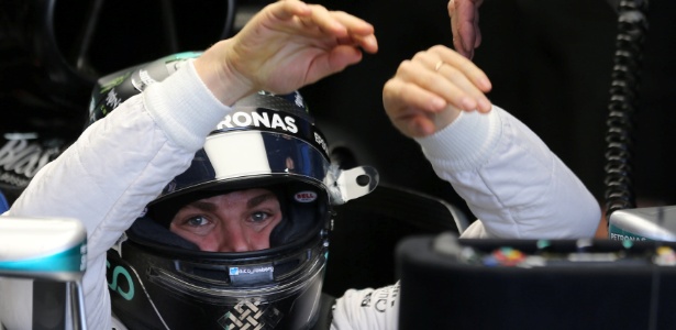 Rosberg em seu carro; alemão segue muito próximo do título da Fórmula 1 em 2016 - REUTERS/Paulo Whitaker