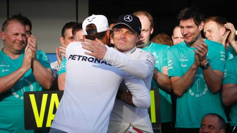 Bottas e Hamilton se cumprimentam depois do GP da Rússia - REUTERS/Maxim Shemetov