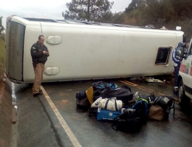 Ônibus que transportava o time sub-23 do Iraty capotou em deslocamento no Paraná - Divulgação