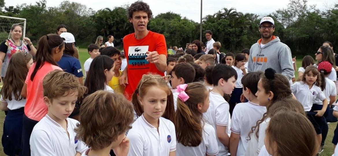 Gustavo Kuerten comanda atividade lúdica com crianças do projeto social Sombra e Água Fresca, durante a Semana Guga Kuerten - 2017 - Carlos Padeiro / ESPORTE(ponto final)