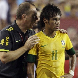 Neymar é orientado pelo técnico Mano Menezes durante amistoso entre Brasil e EUA, em 2012 - undefined