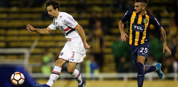 Contra o Rosario Central, Rodrigo Caio acertou o cotovelo em um jogador adversário e foi expulso