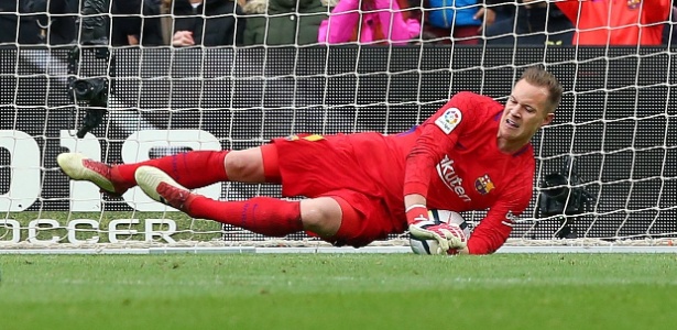 Ter Stegen não consegue defender o pênalti de Parejo - Albert Gea/Reuters - Albert Gea/Reuters