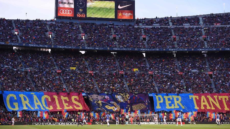 Torcedores do Barcelona agradecem a Andres Iniesta em Barcelona x Real Sociedad - Josep LAGO/AFP PHOTO