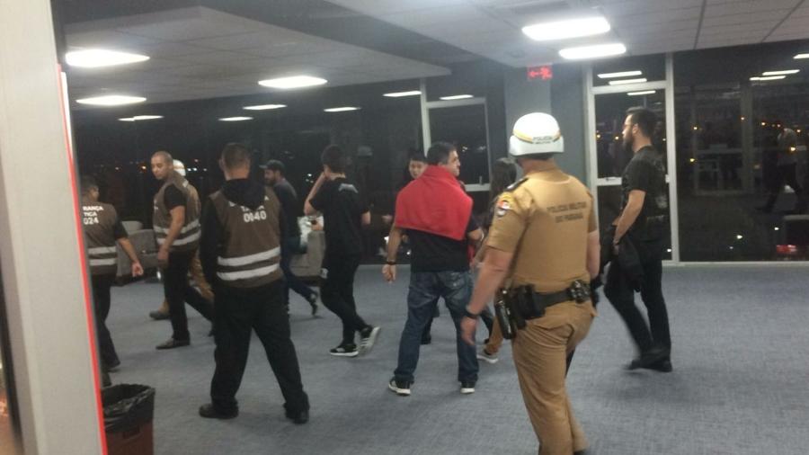 Torcedores do Inter conduzidos por seguranças na Arena da Baixada - Robson de Lazzari/Rádio Transamérica