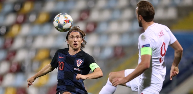 Luka Modric, da Croácia, tenta jogada sob a marcação de Harry Kane, da Inglaterra - AFP