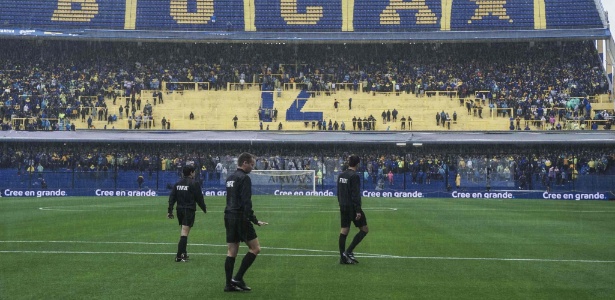 Trio de arbitragem inspeciona o gramado do estádio do Boca - Eitan ABRAMOVICH / AFP