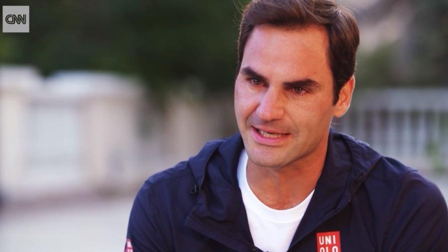 Federer não segurou a emoção após relembrar de seu antigo treinador - Reprodução/CNN