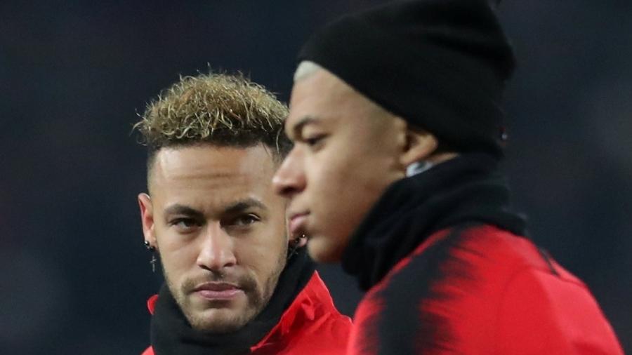 Neymar e Mbappé, durante aquecimento do PSG; Jornal cita declarações dos jogadores como indicativo de falta de comando por parte da diretoria - REUTERS/Marko Djurica 