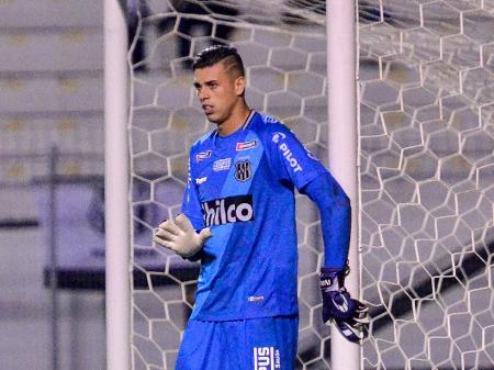 Goleiro Ivan celebra marca de 150 jogos pela Ponte Preta