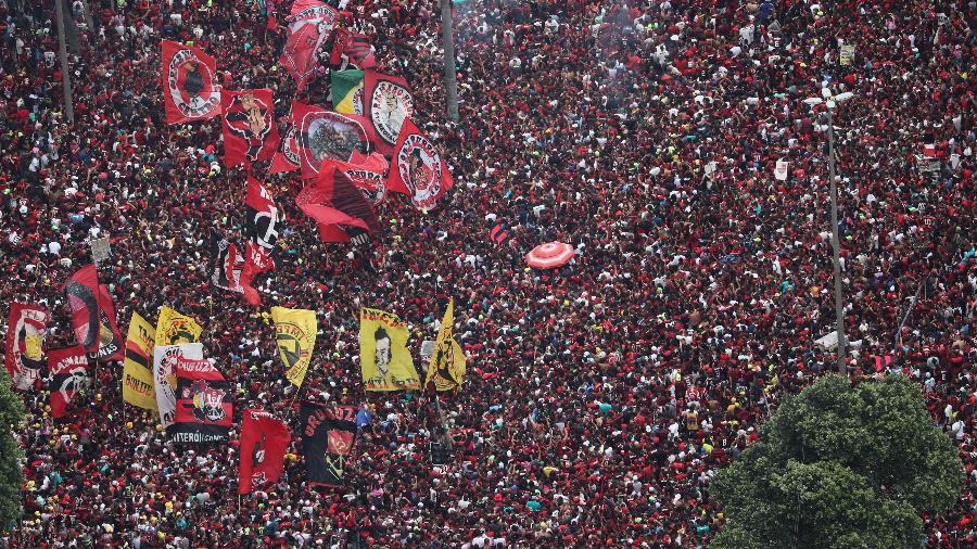 Centro do Rio de Janeiro fica lotado de torcedores do Flamengo após o clube, campeão da Libertadores, chegar à cidade - SERGIO MORAES / REUTERS