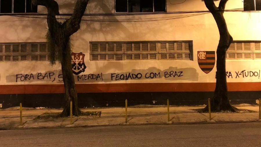 Muros da Gávea, sede do Flamengo, foram pichados com pedidos pela saída de Bap - Reprodução