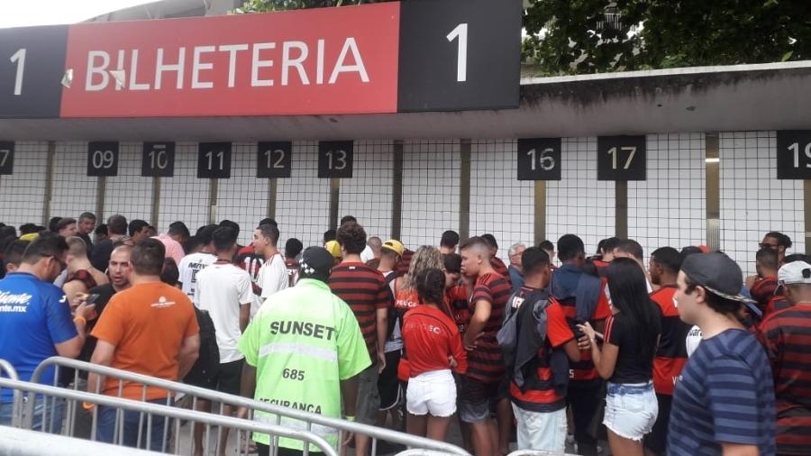 Torcedores do Flamengo em busca de ingresso para a estreia do time no Carioca - Alexandre Araújo / UOL