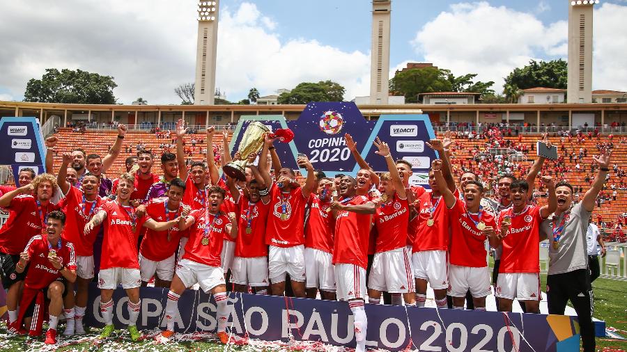 Jogadores do Internacional comemoram título durante cerimonia de premiação da Copa São Paulo - Marcello Zambrana/AGIF