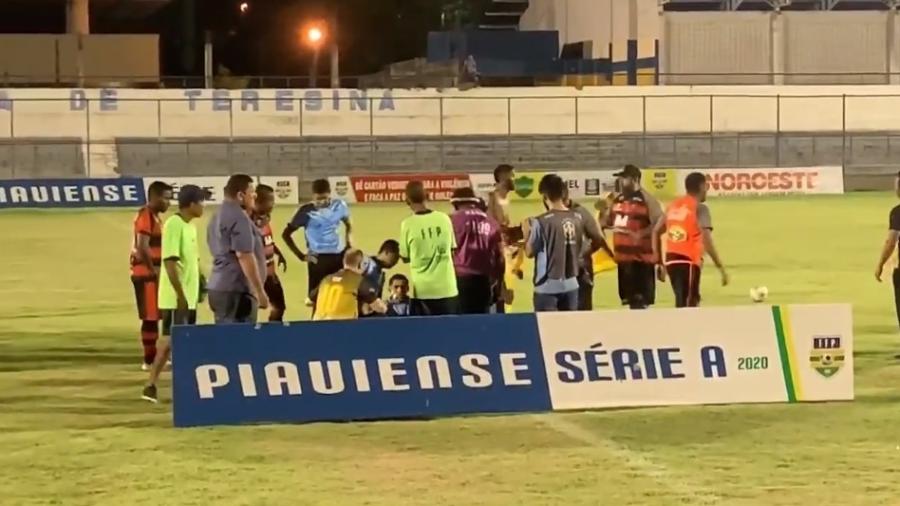 Árbitro Djalma Alves de Lima passa mal antes de jogo no Campeonato Piauiense - Reprodução