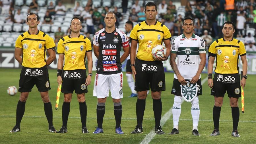 Capitães de Coritiba e Operário posam com equipe de arbitragem antes de jogo do Paranaense - Divulgação/Coritiba