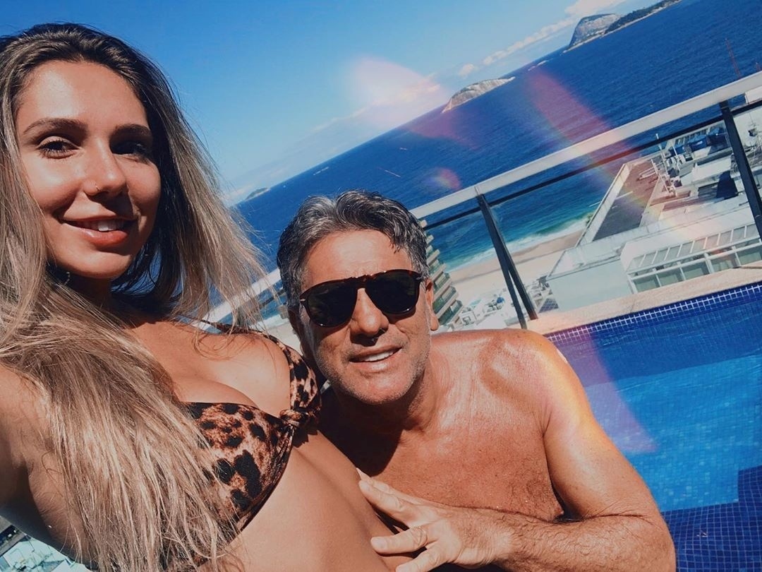 Coronavírus: Carol Portaluppi posta foto tomando sol com Renato em casa -  25/03/2020 - UOL Esporte