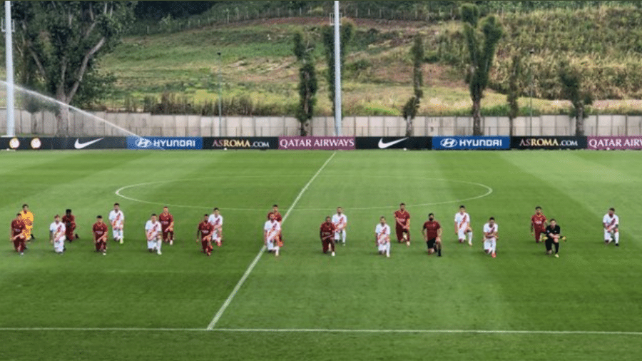 Jogadores da Roma em protesto contra o racismo após treinamento de hoje - Reprodução