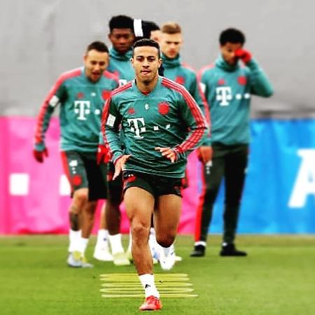 Thiago Alcântara durante treino do Bayern; atleta pode estar de saída da Alemanha - Reprodução/Instagram