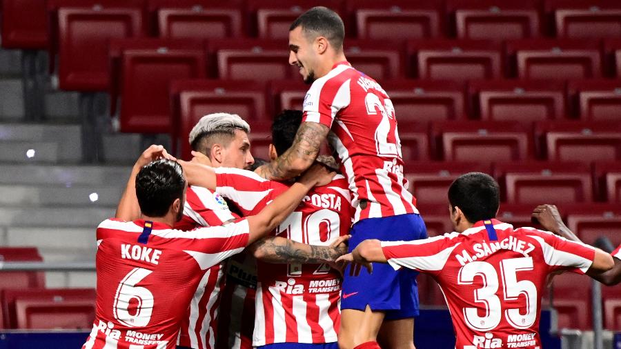 Vitolo celebra com companheiros o gol marcado pelo Atlético de Madri diante do Real Valladolid  - Javier Soriano/AFP