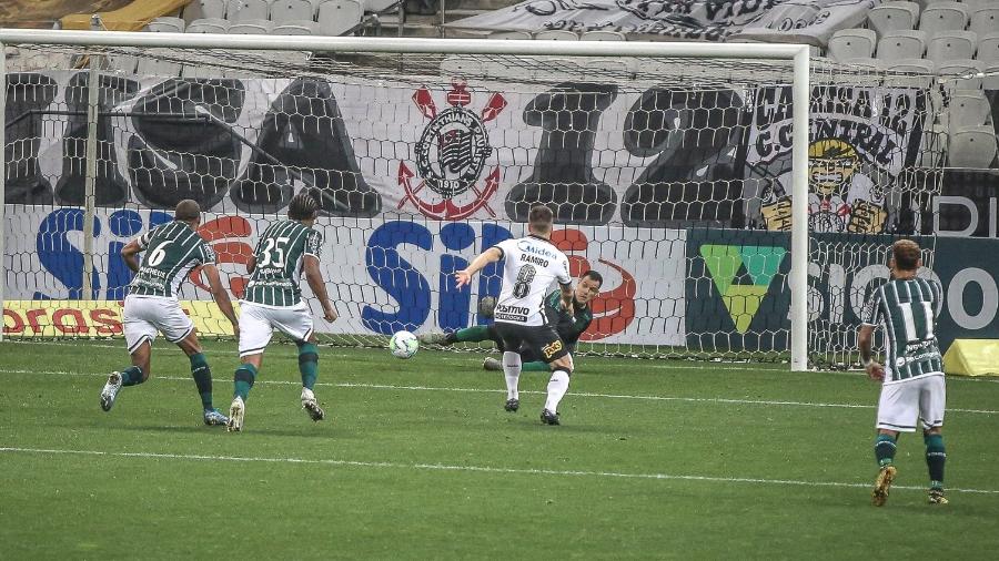 Goleiro Wilson cai para defender pênalti cobrado por Jô durante Corinthians x Coritiba  - Divulgação/Coritiba FC