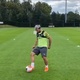 Após cirurgia no joelho, Agüero treina com bola no Manchester City