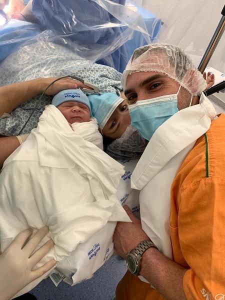 Arthur Zanetti com o filho Liam e a esposa Jéssica - Reprodução/Facebook