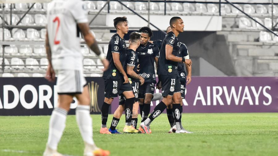 Jogadores do Santos comemoram gol marcado contra o Olimpia em jogo da Libertadores 2020 - NORBERTO DUARTE / POOL / AFP